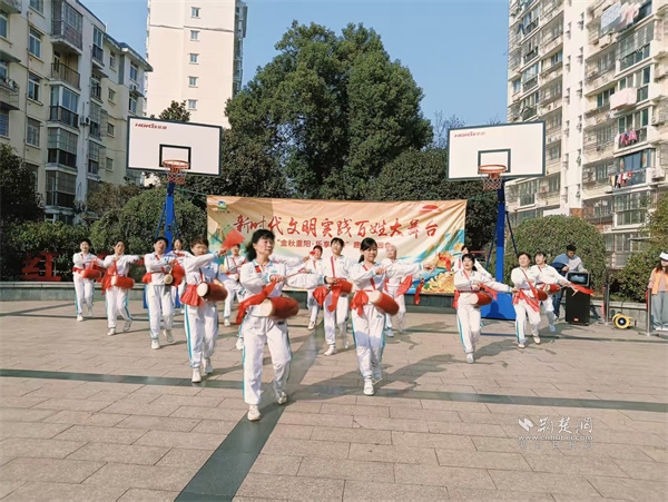 重阳敬老情意浓 石洞街道“百姓大舞台”连邻里送服务